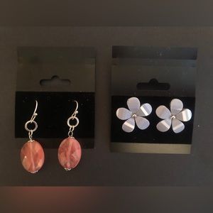 2 pairs of Earrings